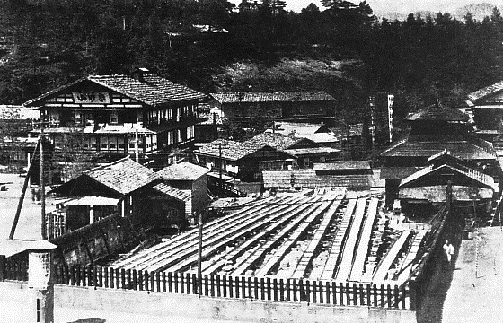大正期の湯畑。樋が並び、手前に木の柵がある